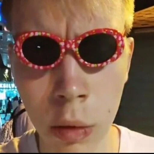 😎 Стикер «что-то между 89 и фрик» для Telegram