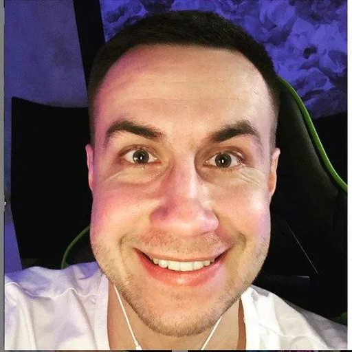 😊 Стикер «что-то между 89 и фрик» для Telegram
