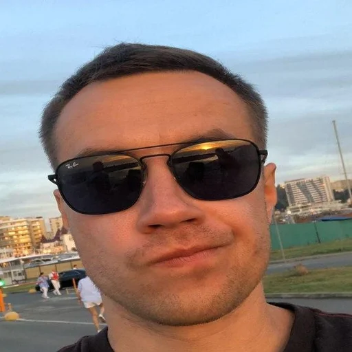 😏 Стикер «что-то между 89 и фрик» для Telegram