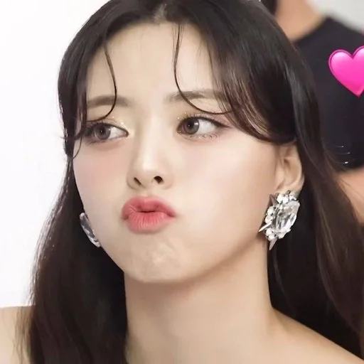 🍓 Стикер «Yuna Itzy» для Telegram