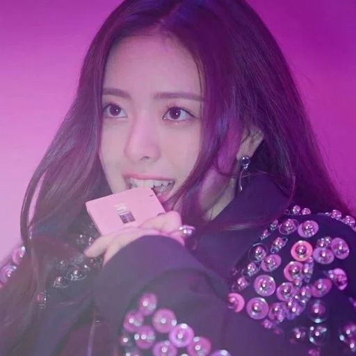 🍓 Стикер «Yuna Itzy» для Telegram