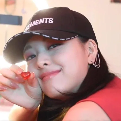 🍓 Стикер «Yuna Itzy» для Telegram