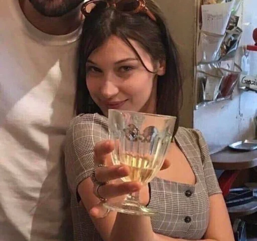 🍸 Стикер «Bella Hadid» для Telegram
