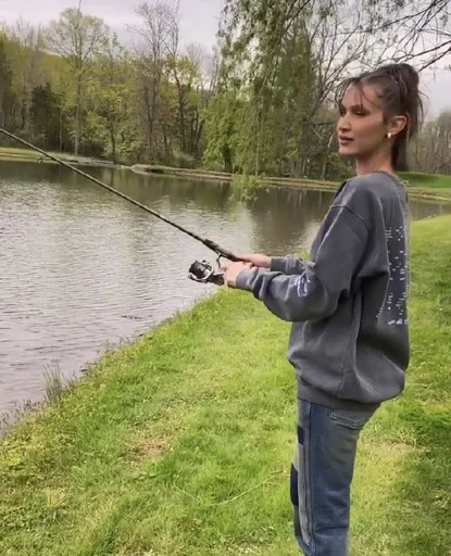 🎣 Стикер «Bella Hadid» для Telegram