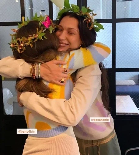 🫂 Стикер «Bella Hadid» для Telegram