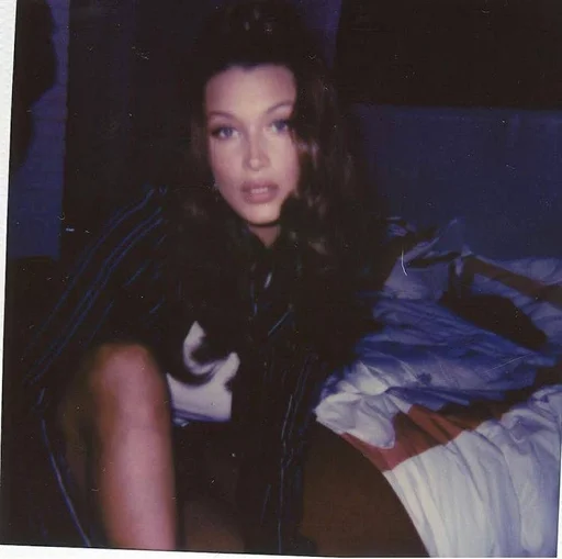 😩 Стикер «Bella Hadid» для Telegram