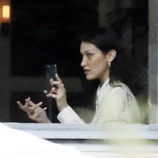 😟 Стикер «Bella Hadid» для Telegram