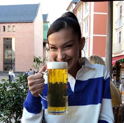 🍺 Стикер «Bella Hadid» для Telegram