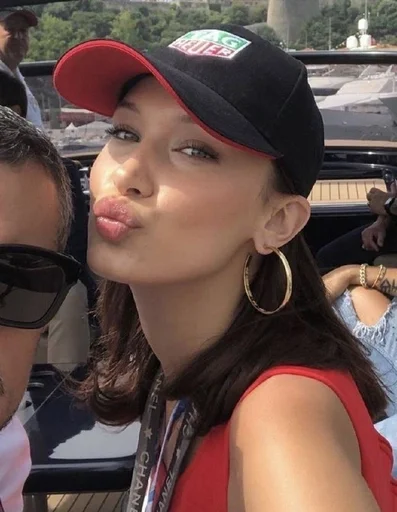 😘 Стикер «Bella Hadid» для Telegram