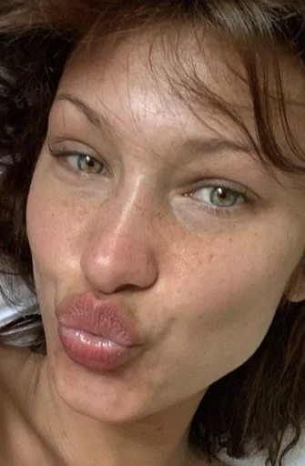 💋 Стикер «Bella Hadid» для Telegram