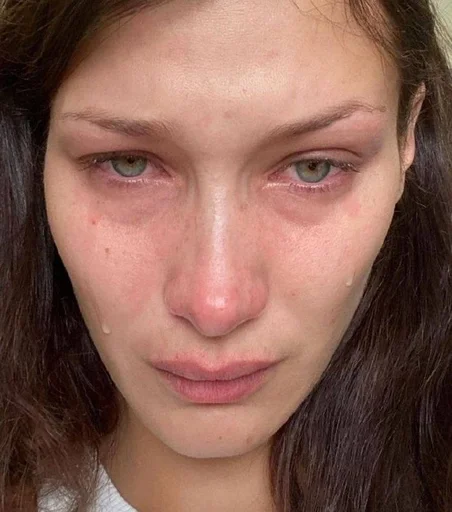 😭 Стикер «Bella Hadid» для Telegram