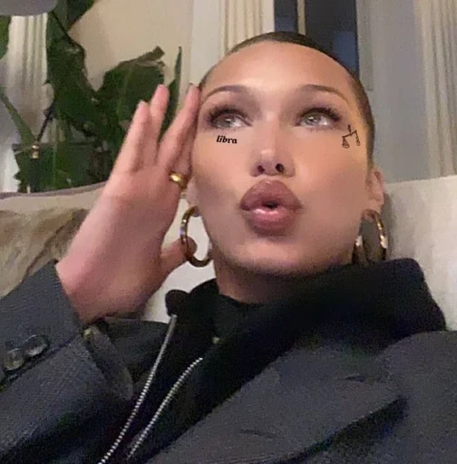 😲 Стикер «Bella Hadid» для Telegram
