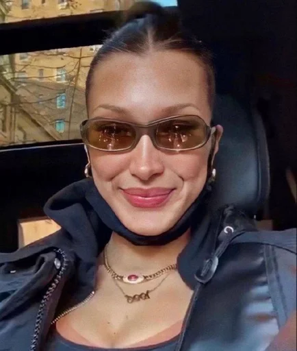 😇 Стикер «Bella Hadid» для Telegram