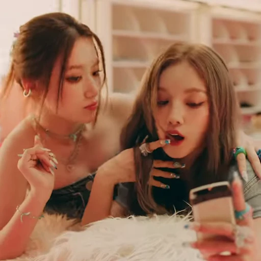 💜 Стикер «(G)I-DLE Queencard» для Telegram