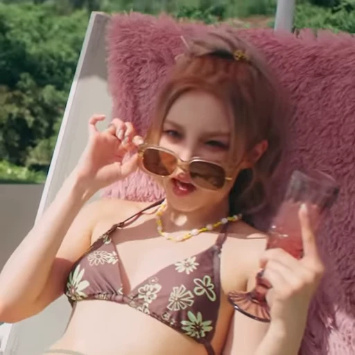💜 Стикер «(G)I-DLE Queencard» для Telegram