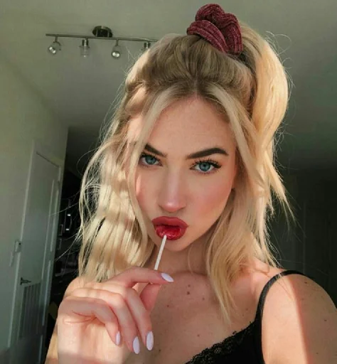 🍓 Стикер «Girly» для Telegram