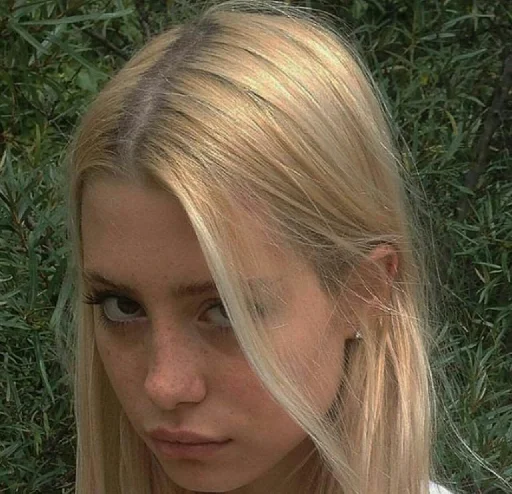🍓 Стикер «Girly» для Telegram