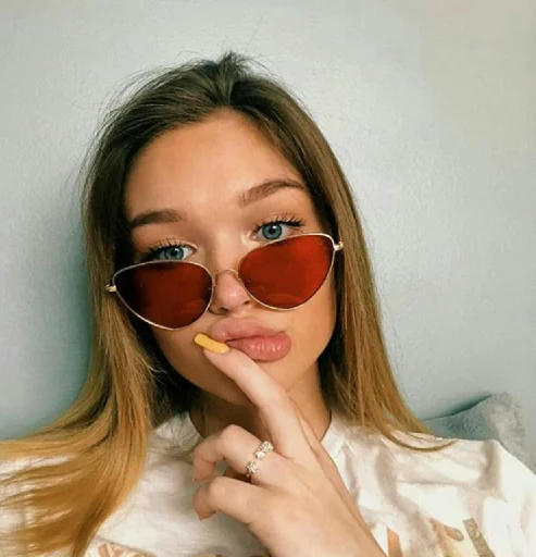 🍓 Стикер «Girly» для Telegram