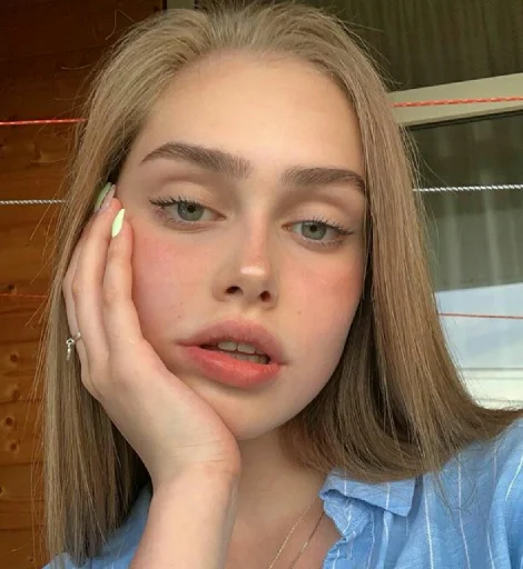 🍓 Стикер «Girly» для Telegram