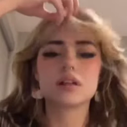 💗 Стикер «Hannah» для Telegram