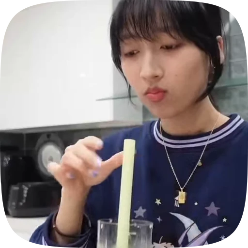 🖇 Стикер «Hannah Bahng» для Telegram