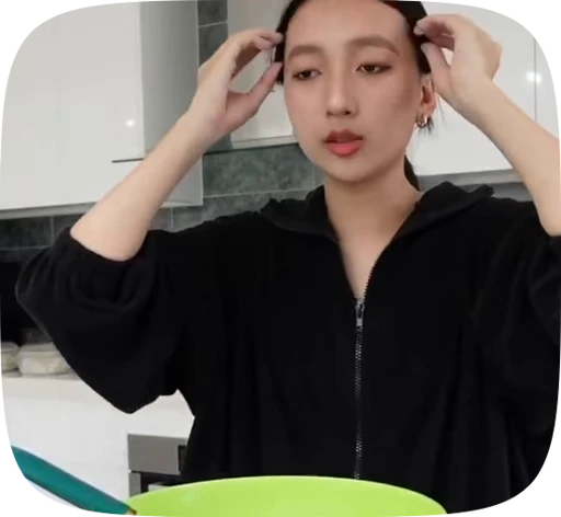 🖇 Стикер «Hannah Bahng» для Telegram