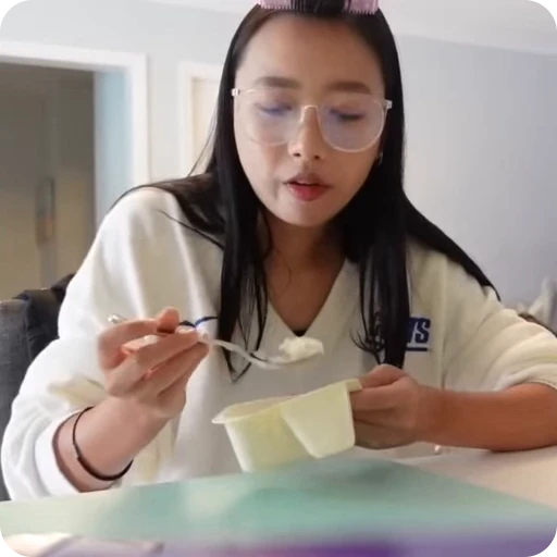 🖇 Стикер «Hannah Bahng» для Telegram