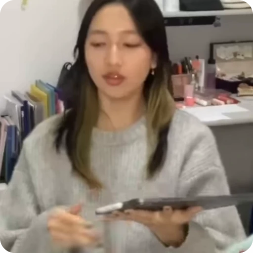 🖇️ Стикер «Hannah Bahng» для Telegram