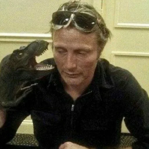 🦕 Стикер «Hannibal the mandibal» для Telegram
