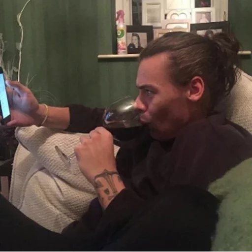 😟 Стикер «Harry Styles» для Telegram