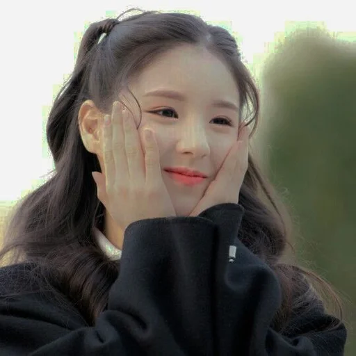 🐝 Стикер «HEEJIN DARK» для Telegram