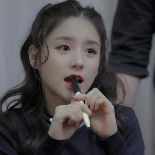 🐝 Стикер «HEEJIN DARK» для Telegram
