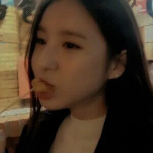 🐝 Стикер «HEEJIN DARK» для Telegram