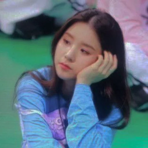 🐝 Стикер «HEEJIN DARK» для Telegram