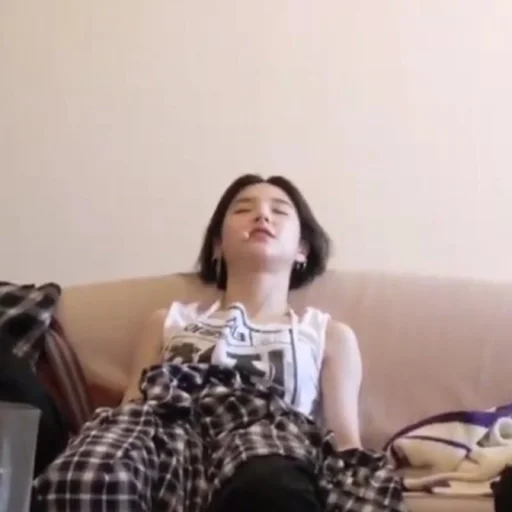 😷 Стикер «chaeryeong itzy» для Telegram
