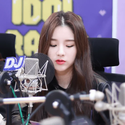 😕 Стикер «chaeryeong itzy» для Telegram