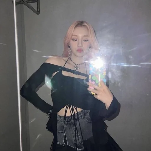 🌟 Стикер «yuqi» для Telegram