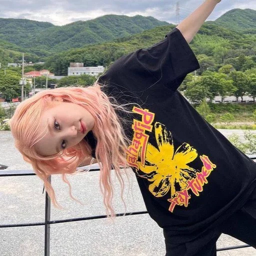 🌟 Стикер «yuqi» для Telegram