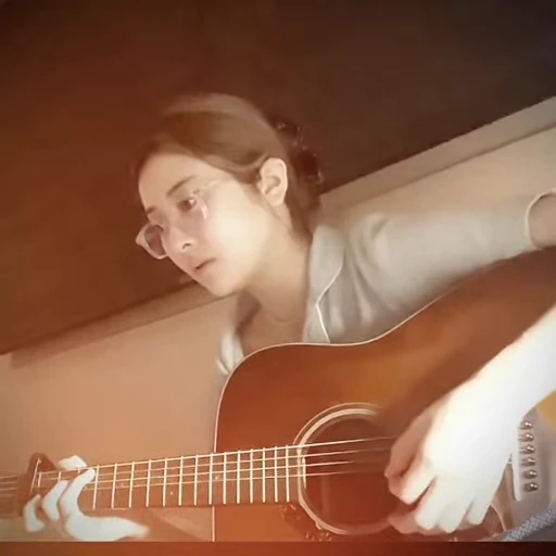 🎸 Стикер «yunjin» для Telegram