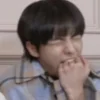 😢 Эмодзи «꒰? hyunjin» для Telegram