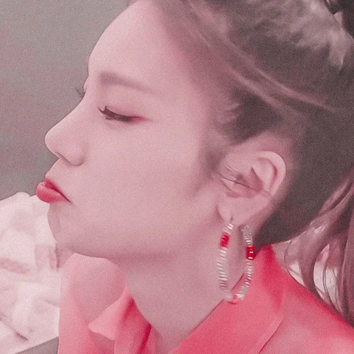 🦋 Стикер «hwang yeji» для Telegram