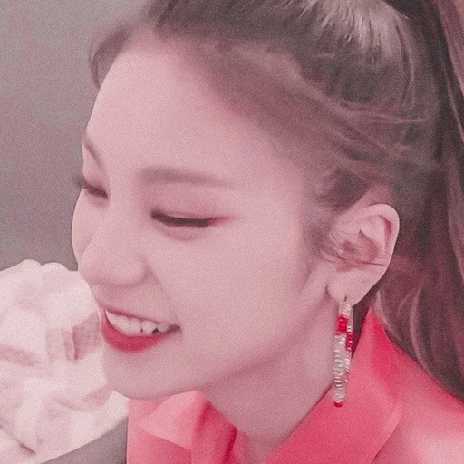 🦋 Стикер «hwang yeji» для Telegram