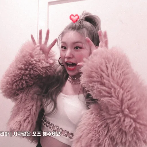 🦋 Стикер «hwang yeji» для Telegram