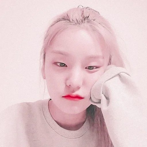 🦋 Стикер «hwang yeji» для Telegram