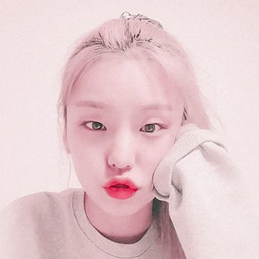 🦋 Стикер «hwang yeji» для Telegram