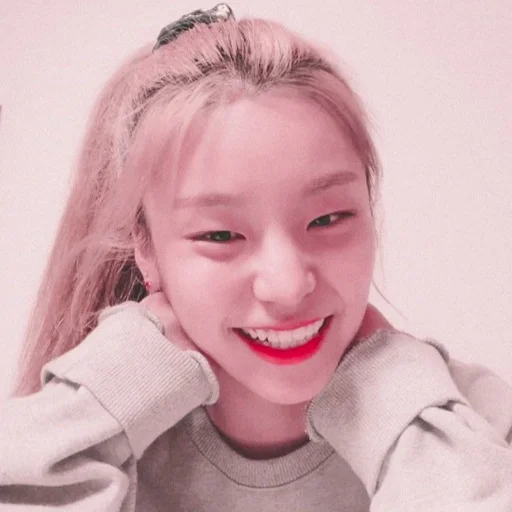 🦋 Стикер «hwang yeji» для Telegram