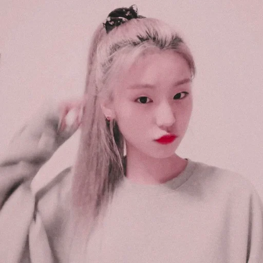 🦋 Стикер «hwang yeji» для Telegram