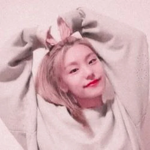 🦋 Стикер «hwang yeji» для Telegram