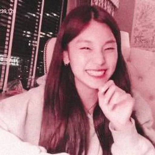 🦋 Стикер «hwang yeji» для Telegram
