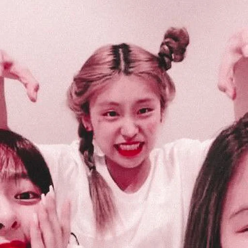 🦋 Стикер «hwang yeji» для Telegram